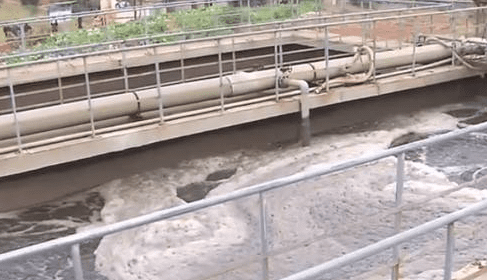 （圖：好氧池污水泡沫現場）