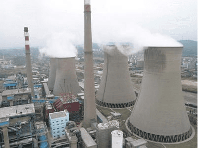 （圖：電廠脫硫現(xiàn)場(chǎng)工作）