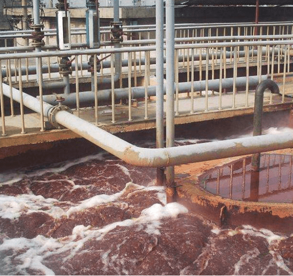 （圖：紡織廠污水泡沫現場）