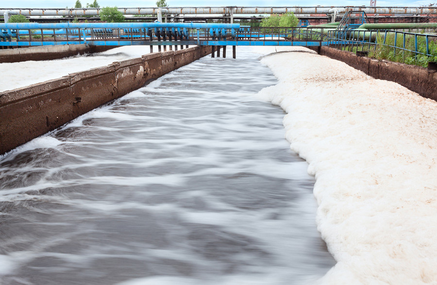 （圖：工業廢水處理池泡沫）