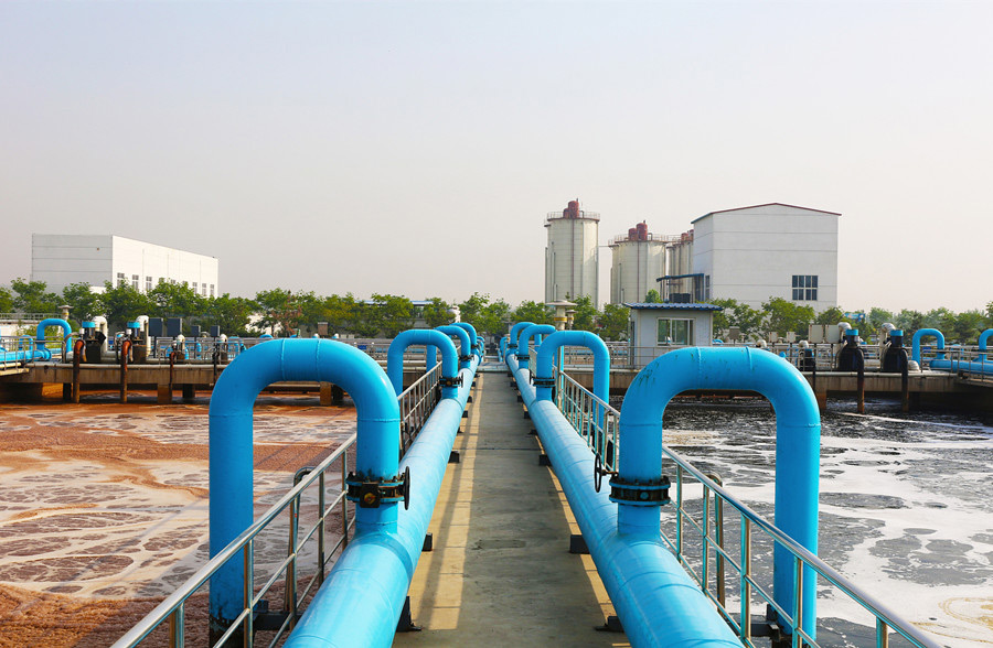 （圖：造紙廢水泡沫池）