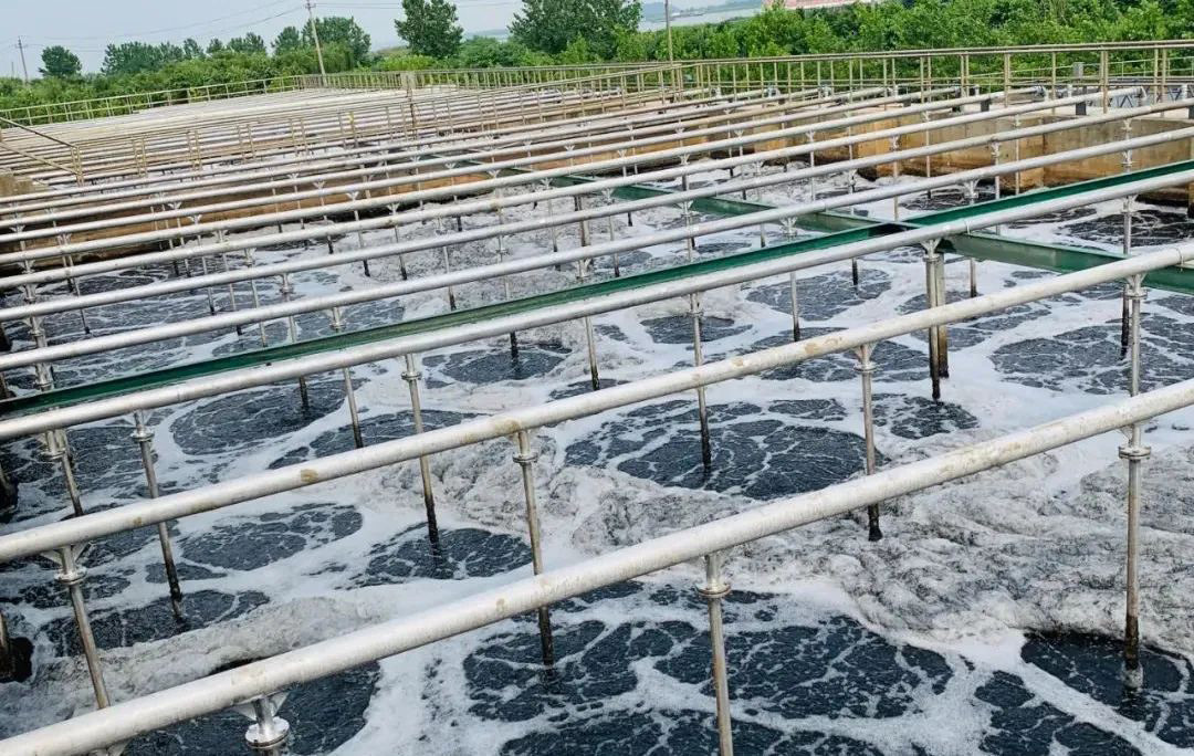 （圖：工業(yè)廢水起泡現(xiàn)場）