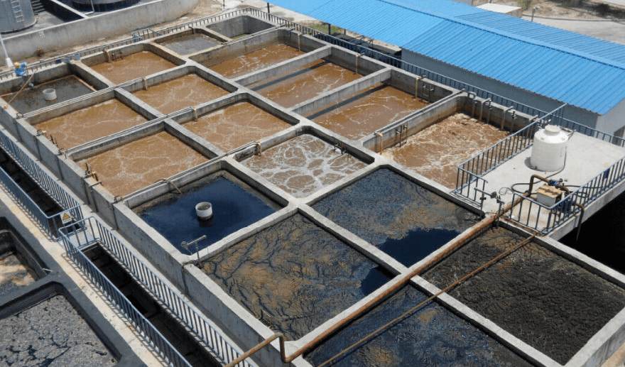 （圖：工業污水廢水起泡）