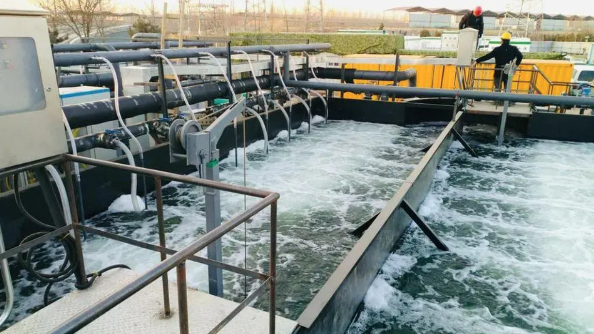 （圖：日化洗滌污水起泡現場）